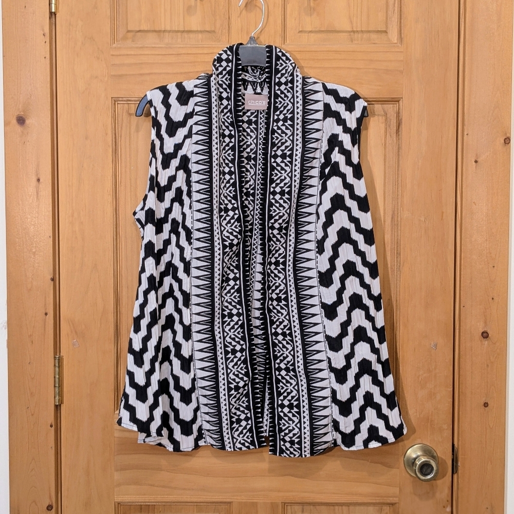 Chico's Size 1 Medium Open Front Vest Black White Geometric Print Crinkle Preppy